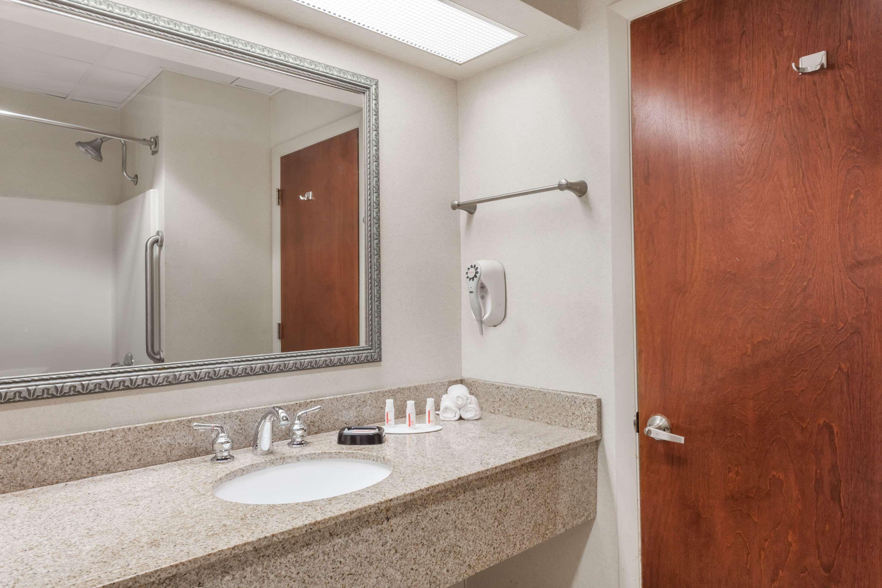 Baymont By Wyndham Madisonville Ngoại thất bức ảnh